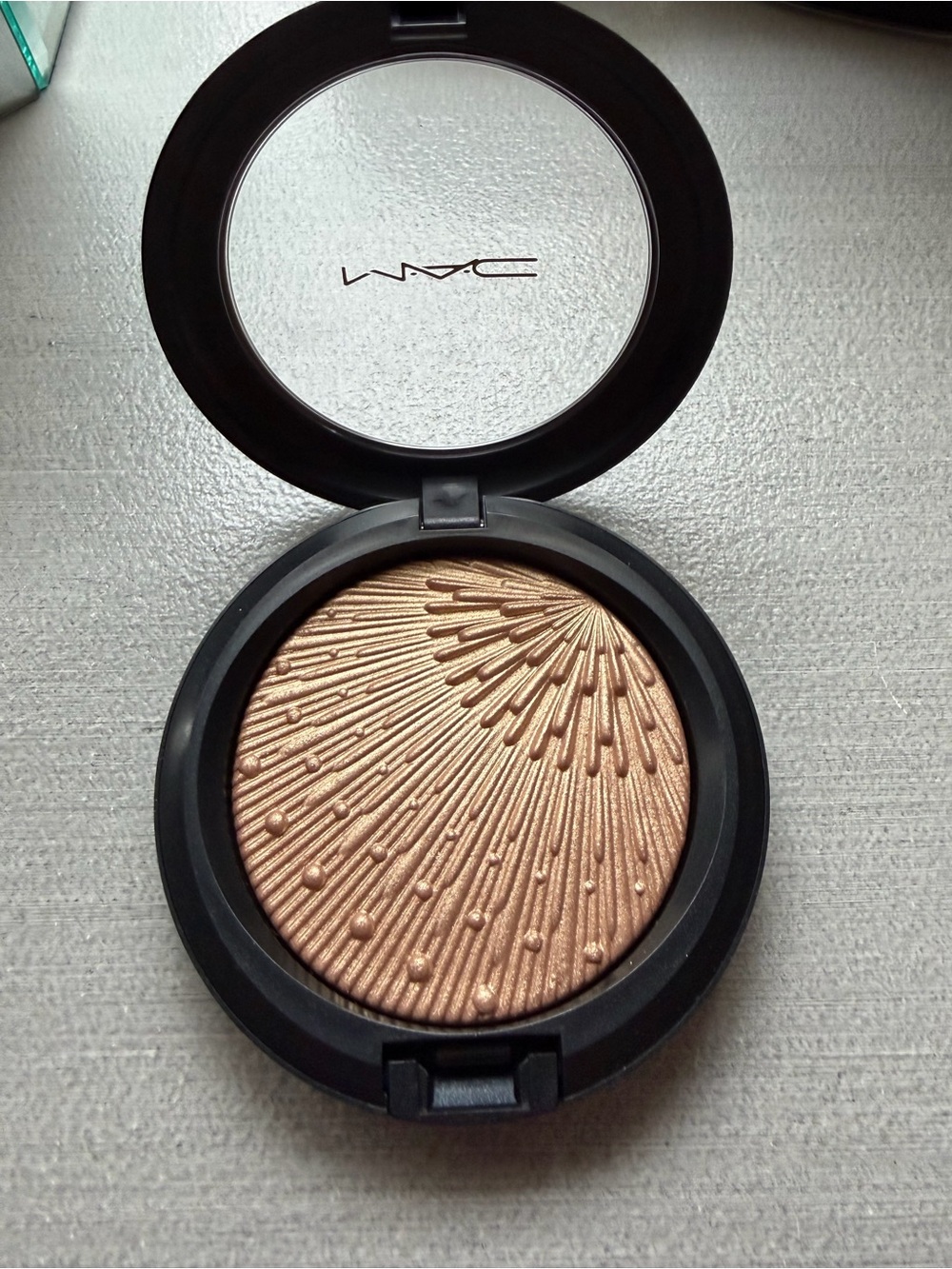 MAC Extra Dimension Skinfinish Highlighter in Soul Glow